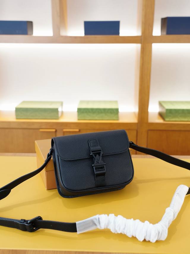 lv 路易威登 官网同步 高版本 斜挎单肩背包 永恒不过时的标志性产品 纯原单小牛皮 顶级五金制作 非市面普通版本 贸易公司订单货 全部实拍 实用性非常高 完全