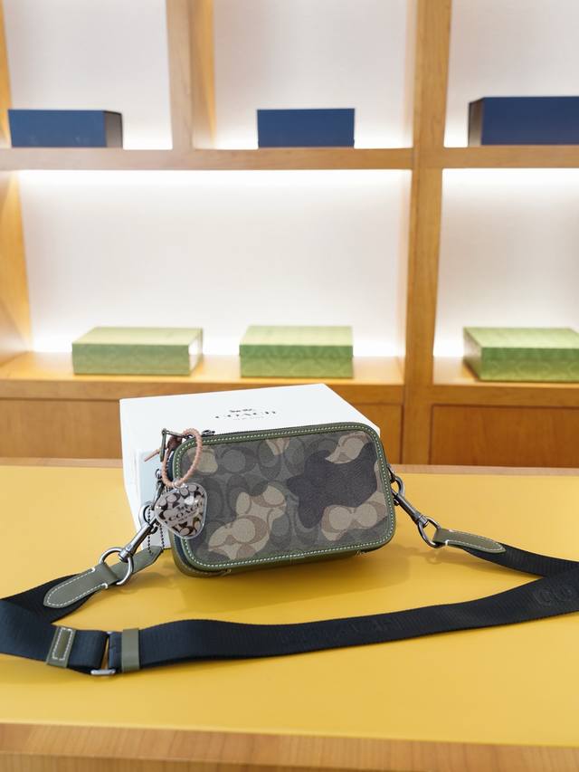 蔻驰 官网同步 高版本 斜挎单肩背包 永恒不过时的标志性产品 纯原单小牛皮 顶级五金制作 非市面普通版本 贸易公司订单货 全部实拍 实用性非常高 完全不用担心穿