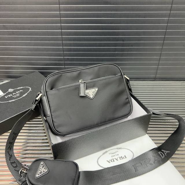 prada 普拉达 二合一男士帆布单肩斜挎 差包 经典百搭 实物拍摄 原厂原版面料 高端品质 配送防尘袋 23 X 15 Cm。