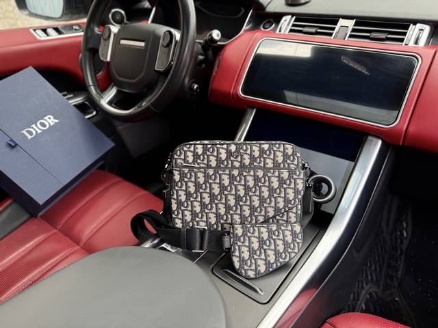 高端货 新款 “ Dior ”迪奥单肩包 Dior迪奥斜挎 差包 Dior迪奥 老花满印拉链开合 Oblique提花面料 单肩斜挎包 常规 男款 米色 黑色 进 高端货 新款 “ Dior ”迪奥单肩包 Dior迪奥斜挎 差包 Dior迪奥 老花满印拉链开合 Oblique提花面料 单肩斜挎包 常规 男款 米色 黑色 进