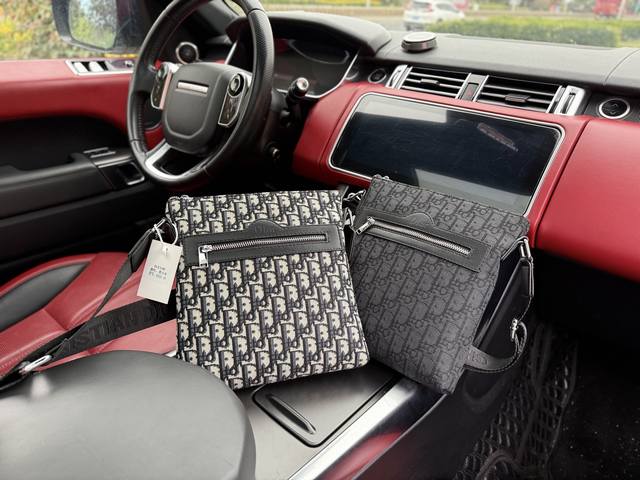 高端货 新款 “ Dior ”迪奥单肩包 Dior迪奥斜挎 差包 Dior迪奥 标志性Oblique刺绣印花老花满印 帆布拼皮革细节 马鞍包单肩斜挎胸包 男款