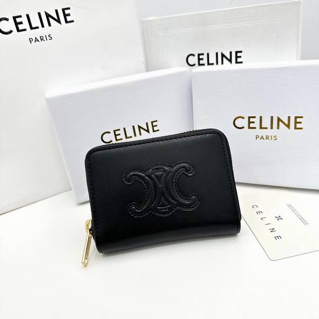 celine A16颜色 黑色 棕色尺寸 10.5*9*1 Celine 专柜同步，Triomphe Cuir紧凑型拉链钱夹 光滑小牛皮小牛皮衬里拉链封口六个信