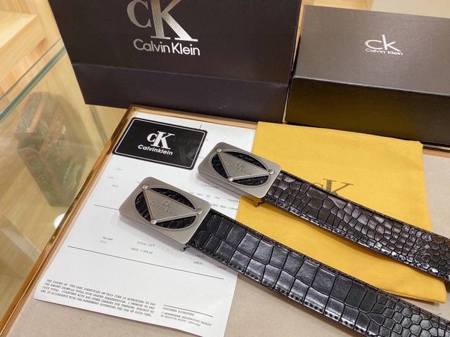 ck 美国品牌 为全球最大的高级时尚控股公司以传统手工设计和款式新颖誉满全球 此款采用纯牛皮名师制作 随心驾驭[奸笑] 附带原版包装 宽度3.4厘米。