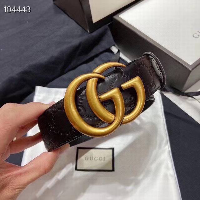 gucci 新款 互扣式G带扣深受品牌辉煌的70年代经典设计所影响,得以重新诠释。安放于织纹皮革腰带之上。3.8 gucci 新款 互扣式G带扣深受品牌辉煌的70年代经典设计所影响,得以重新诠释。安放于织纹皮革腰带之上。3.8