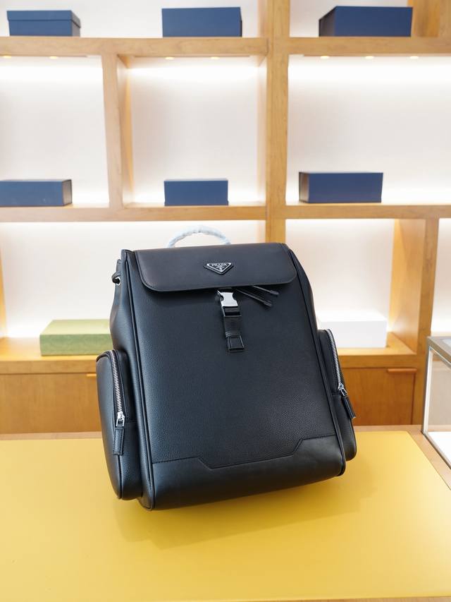 prada 普拉达 官网同步 高版本 原厂双肩背包 不要错过 全原单牛皮 配布制作 品质极好 超大容量 非市面普通货 来自贸易公司的狠货.. 强调一下 原厂 一 prada 普拉达 官网同步 高版本 原厂双肩背包 不要错过 全原单牛皮 配布制作 品质极好 超大容量 非市面普通货 来自贸易公司的狠货.. 强调一下 原厂 一