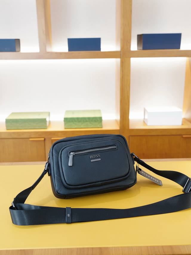boss 官网同步 高版本 斜挎单肩背包 永恒不过时的标志性产品 纯原单小牛皮 顶级五金制作 非市面普通版本 贸易公司订单货 全部实拍 实用性非常高 完全不用担