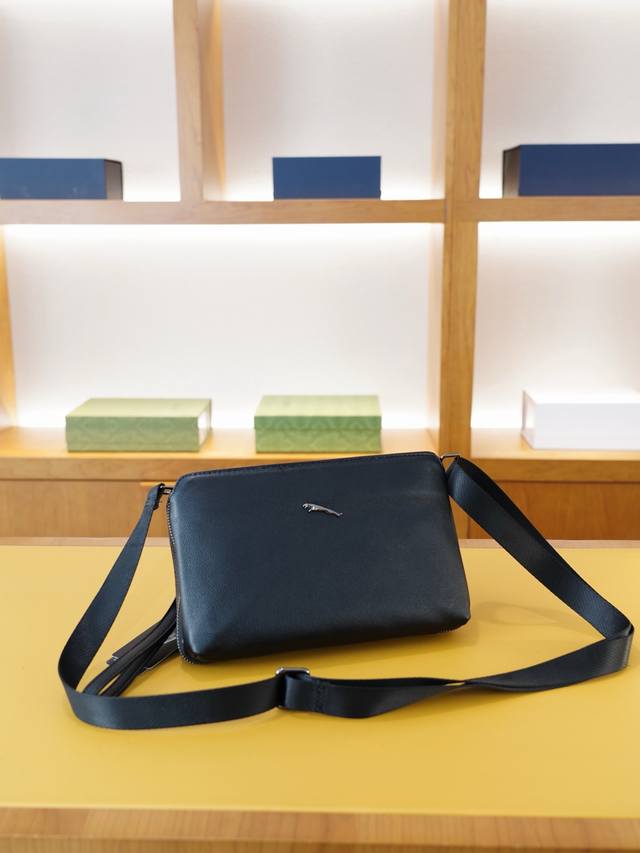 捷豹 官网同步 高版本 斜挎单肩背包 手拿包两用 永恒不过时的标志性产品 纯原单小牛皮 顶级五金制作 非市面普通版本 贸易公司订单货 全部实拍 实用性非常高 完