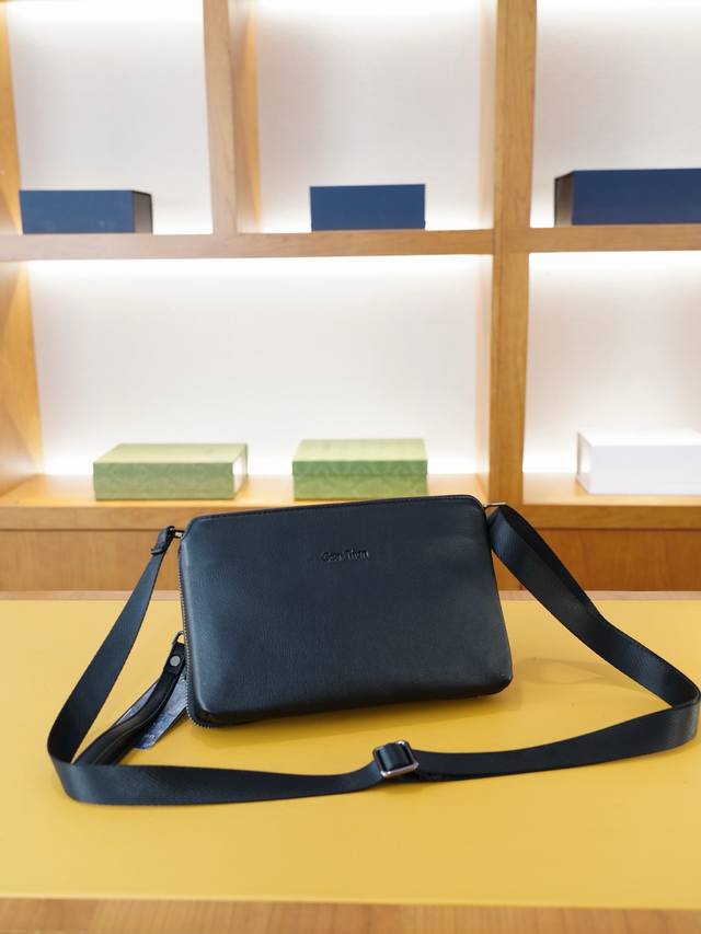 g 官网同步 高版本 斜挎单肩背包 手拿包两用 永恒不过时的标志性产品 纯原单小牛皮 顶级五金制作 非市面普通版本 贸易公司订单货 全部实拍 实用性非常高 完全