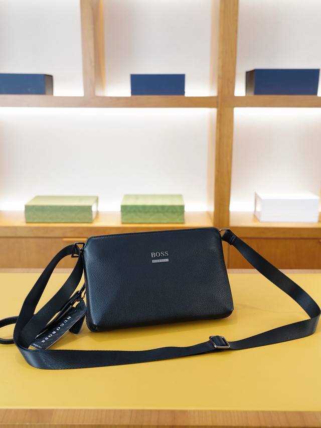 boss 官网同步 高版本 斜挎单肩背包 手拿包两用 永恒不过时的标志性产品 纯原单小牛皮 顶级五金制作 非市面普通版本 贸易公司订单货 全部实拍 实用性非常高
