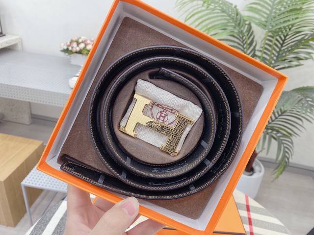 hermèS爱马仕经典元素,正反两面呈现不同色调,扣头金属工艺,经手工打磨而成,环绕细节,定格精彩瞬间。38Mm. hermèS爱马仕经典元素,正反两面呈现不同色调,扣头金属工艺,经手工打磨而成,环绕细节,定格精彩瞬间。38Mm.