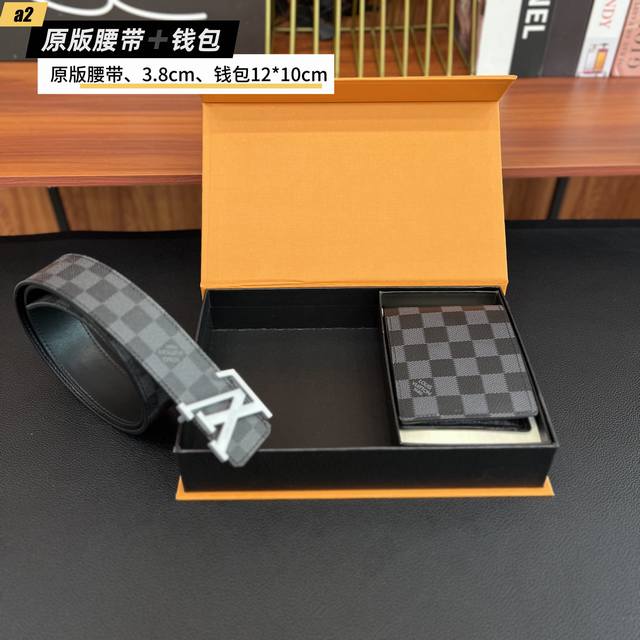 最新独家款 腰带钱包2件套路易L家 腰带采用原版皮牛皮带身，带宽3.8Cm。扣头采用原版精钢五金扣头。原版钱包原版复刻。独家定制2件套高端包装。高端大气送礼之佳