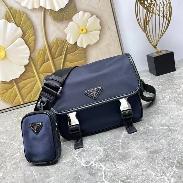 pra*A2Vd034 斜挎包 兰色 原单质量 超级百搭好看时髦潮人一定要买它！ 经典三角珐琅徽标可调节肩带 进口原厂降落伞布料轻便实用 锁扣开合 三个拉链层