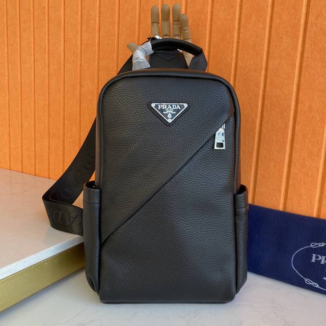 顶级老鼠高端狠货 最新火爆款普拉达胸包、大量出货啦,原单货纸上谈兵吹牛皮的咱不会，请让狠货说话。顶级进口牛皮，超高清Logo标志、高端专柜五金、专用高档里布、专