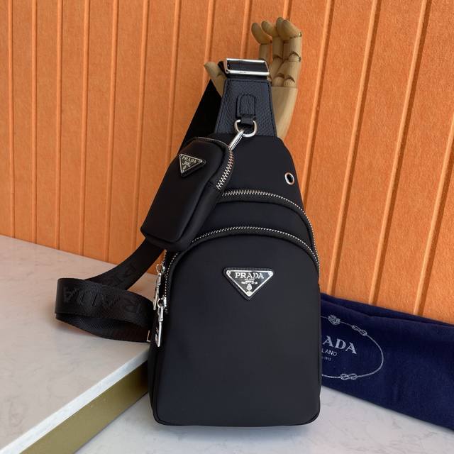 普拉达最新款式,男士胸包原单品质 采用进口尼龙布材质轻便,舒适,质感柔滑,手感细腻 高贵五金 低调奢华有内涵 时尚休闲帅气 方便实用,怎么看都是那么酷帅美,走在 普拉达最新款式,男士胸包原单品质 采用进口尼龙布材质轻便,舒适,质感柔滑,手感细腻 高贵五金 低调奢华有内涵 时尚休闲帅气 方便实用,怎么看都是那么酷帅美,走在