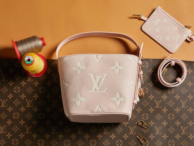 顶级原单 动态芯片 独家实拍 M13480黑色 M13045灰色 M14356粉色 本款 All In Bb 手袋将摩登设计理念融于优雅轮廓与充裕空间之中。Mo