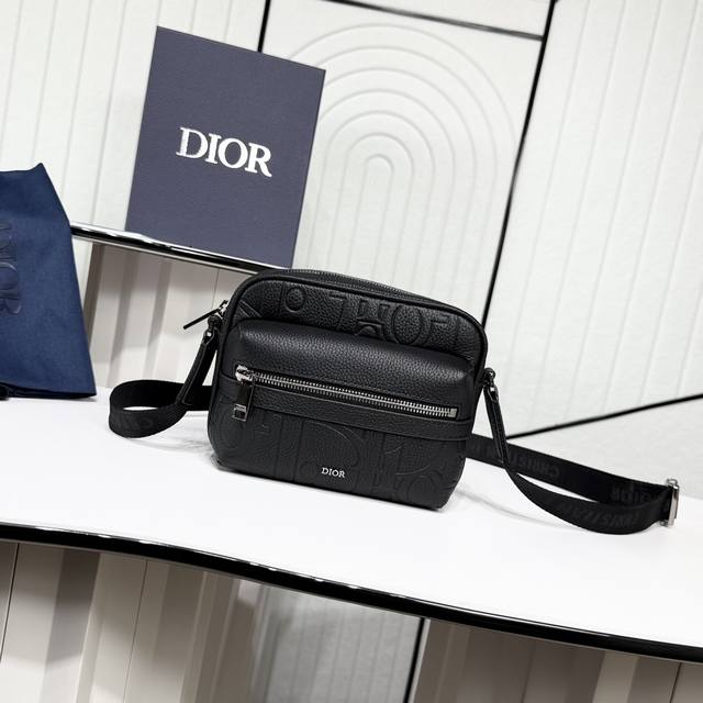 市场最高版本 原单品质 正品打版 保证进口头层牛皮,拒绝二层皮,拒绝超纤皮 迷你 Rider 2.0 拉链式信使包 黑色 Dior Gravity 印花效果皮革 市场最高版本 原单品质 正品打版 保证进口头层牛皮,拒绝二层皮,拒绝超纤皮 迷你 Rider 2.0 拉链式信使包 黑色 Dior Gravity 印花效果皮革