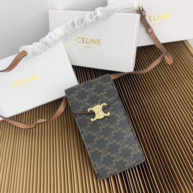 celine 新品-凯旋门手机包，经典老花面料 自重很轻 大大的凯旋门五金Logo 点缀，简单又有C家独有的风 众所周知，凯旋门老花都是经典百搭款 容量不大，主