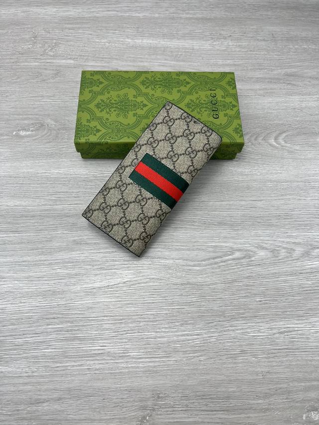 款号:408836，专柜品质顶级进口牛皮搭配上等Pvc油边做工精细专柜同步 尺寸:19X10X2Cm 颜色:啡Pvc