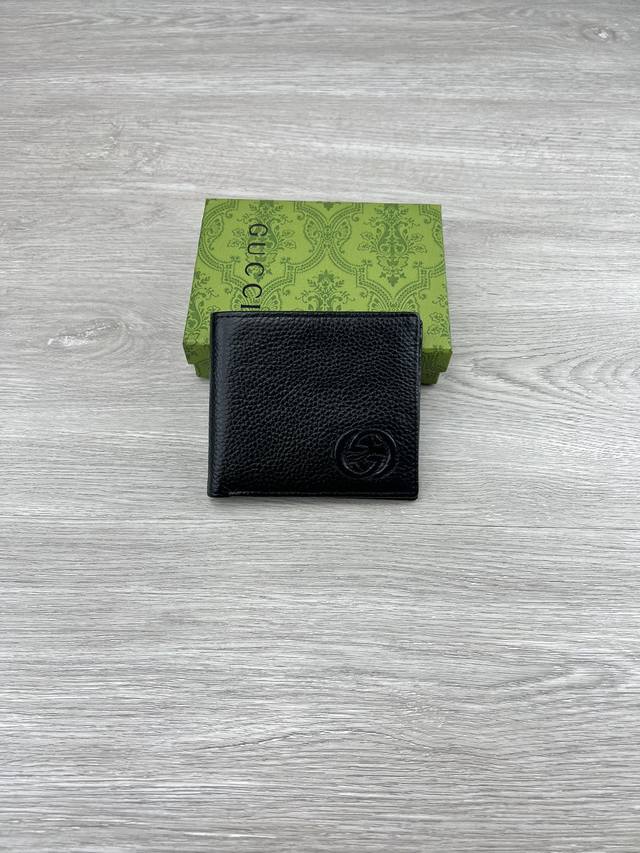 产品名称 Gucci 原版皮 产品型号 6812 产品品质 原版皮 产品材质 进口牛皮 产品规格 11*10*1.5 产品颜 色 黑 产品描 述