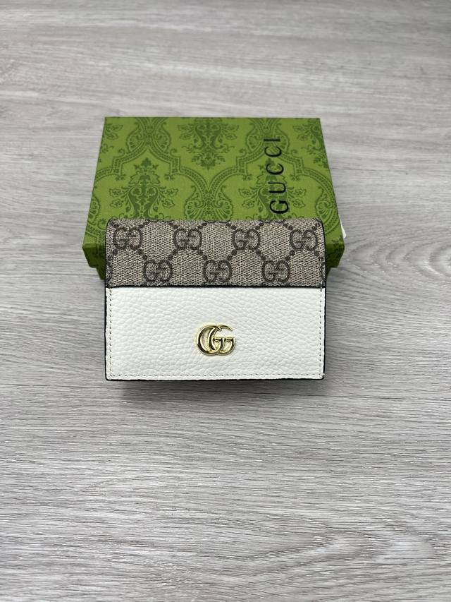 采用进口牛皮，进口线，新款Ophidia系列 采用意大利进口小牛皮，配以经典双G五金，新的式样和轮廓托的新作登场了。结构形状，其中内侧被划分为间隔。链带因为可以