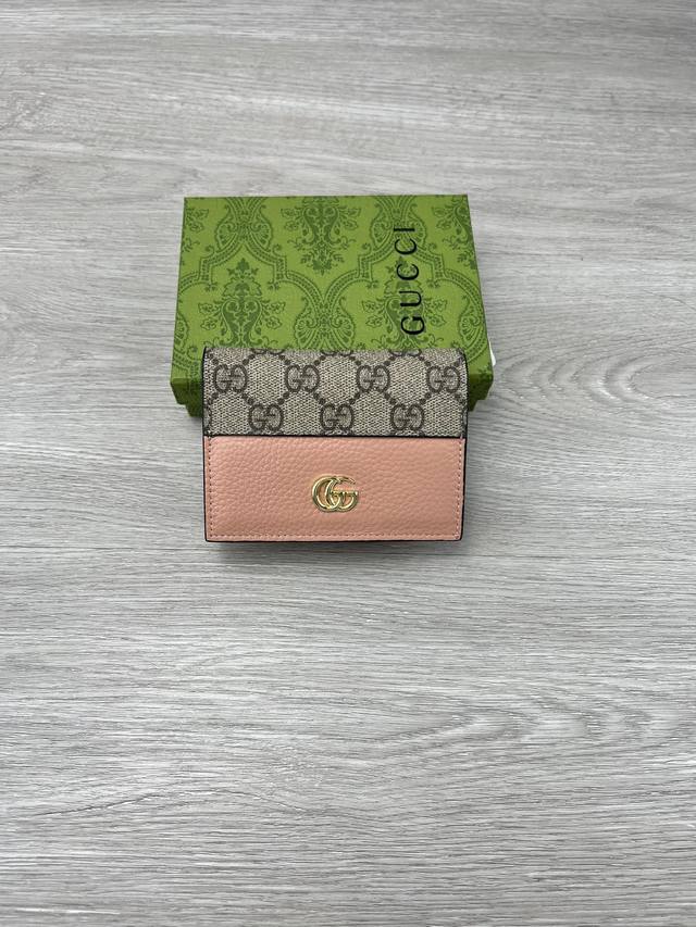 采用进口牛皮，进口线，新款Ophidia系列 采用意大利进口小牛皮，配以经典双G五金，新的式样和轮廓托的新作登场了。结构形状，其中内侧被划分为间隔。链带因为可以