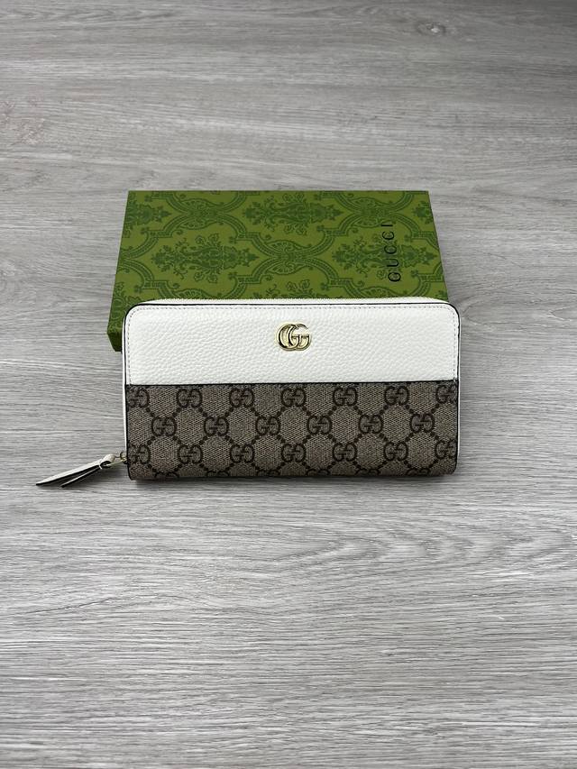 采用进口牛皮，进口线，新款Ophidia系列 采用意大利进口小牛皮，配以经典双G五金，新的式样和轮廓托的新作登场了。结构形状，其中内侧被划分为间隔。链带因为可以