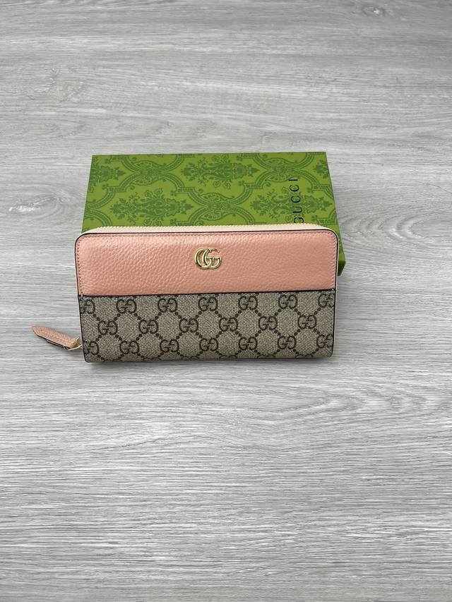 采用进口牛皮，进口线，新款Ophidia系列 采用意大利进口小牛皮，配以经典双G五金，新的式样和轮廓托的新作登场了。结构形状，其中内侧被划分为间隔。链带因为可以