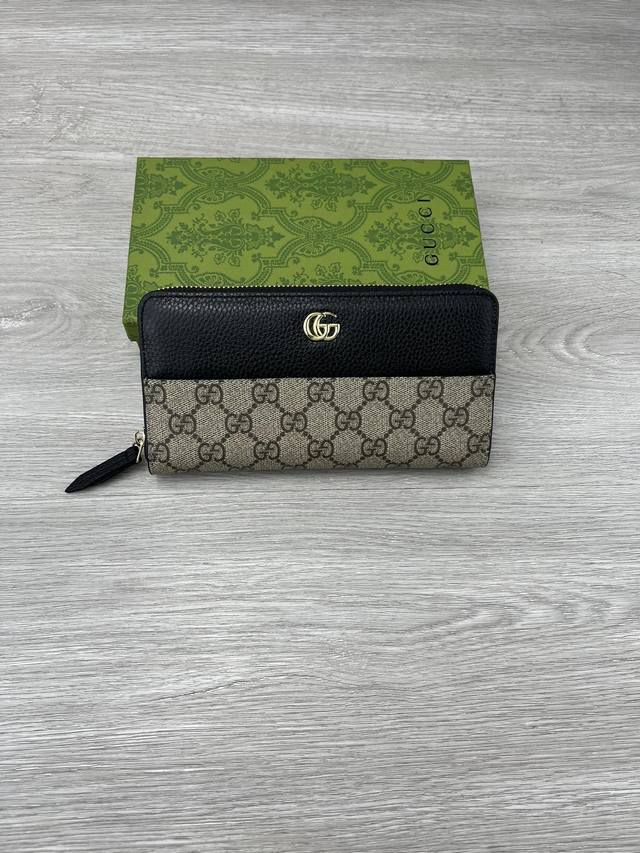 采用进口牛皮，进口线，新款Ophidia系列 采用意大利进口小牛皮，配以经典双G五金，新的式样和轮廓托的新作登场了。结构形状，其中内侧被划分为间隔。链带因为可以