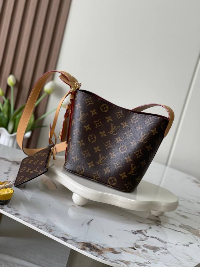 原单加强版 M12925 老花 本款 All Inbb Xph手袋为Monogram帆布搭配亮泽金属件,以标志性挂锁和名牌彰显经典格调。可调节肩带延续品牌制箱传 原单加强版 M12925 老花 本款 All Inbb Xph手袋为Monogram帆布搭配亮泽金属件,以标志性挂锁和名牌彰显经典格调。可调节肩带延续品牌制箱传