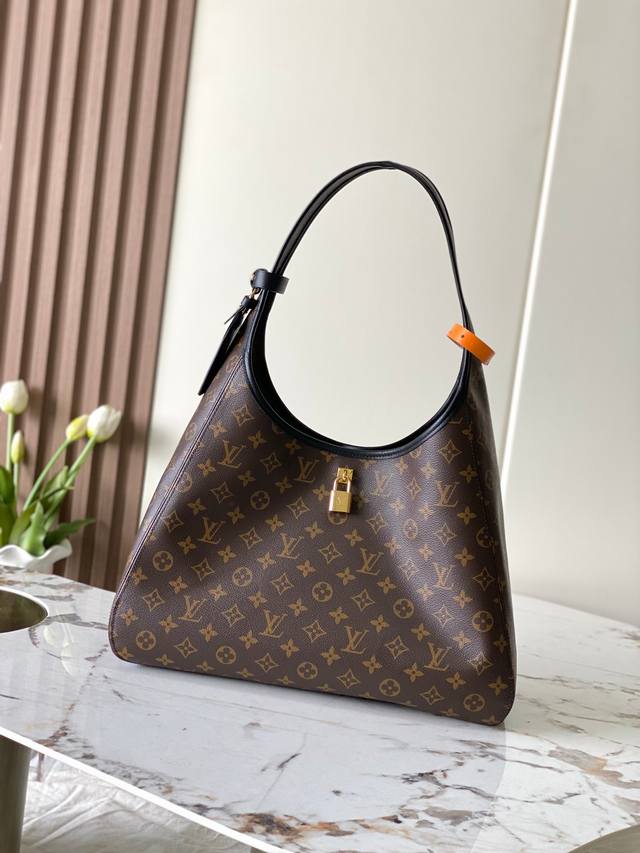 顶级原单加强版 独家实拍 M12941 本款 The Drop Gm手袋向 2018 年问世的 Flower Hobo 手袋汲取灵感,以经典 Monogram 顶级原单加强版 独家实拍 M12941 本款 The Drop Gm手袋向 2018 年问世的 Flower Hobo 手袋汲取灵感,以经典 Monogram