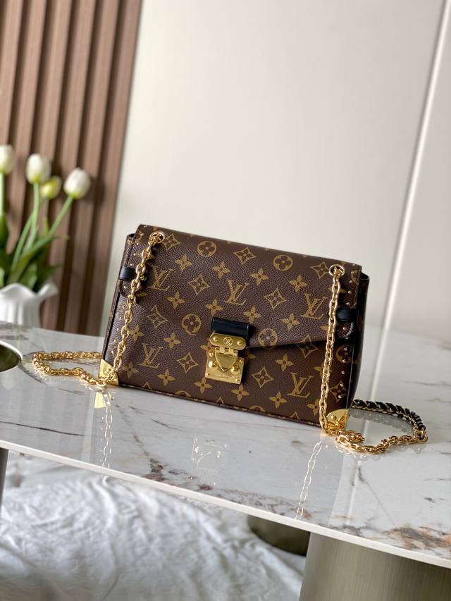 原单加强 M14526Trunkie 手袋结合 Monogram 帆布和金属铆钉，搭配金属质感包角和标志性 S-Lock 锁扣，以复古行李箱格调彰显品牌传承。内