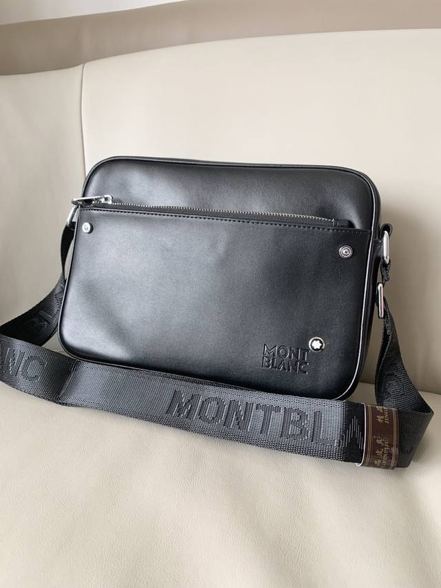 montblanc*万宝龙新品斜挎包.头层牛皮 。休闲有个性，皮质手感很软很舒适。 尺寸：27-19-7Cm