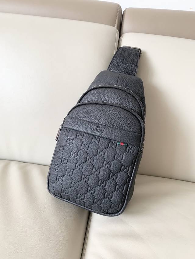 gucci原单货 古奇男仕休闲胸包爆款 专柜同步，原版进囗头层牛皮，高端G麦！ 意大利原版牛皮搭配.欢迎对比高雅的造型，秉承严谨考究的工艺，精美耐用 男人用的包