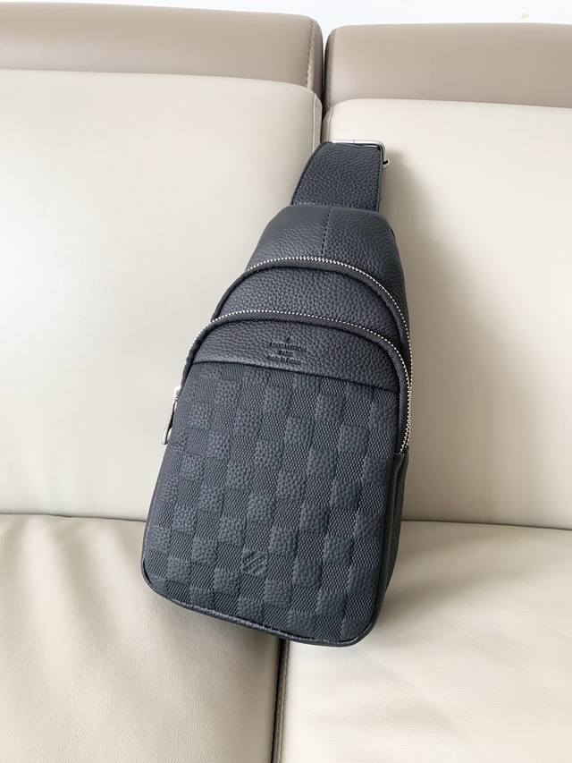 lv原单货 路易男仕休闲胸包爆款 专柜同步，原版进囗头层牛皮，高端G麦！ 意大利原版牛皮搭配.欢迎对比高雅的造型，秉承严谨考究的工艺，精美耐用 男人用的包，品质