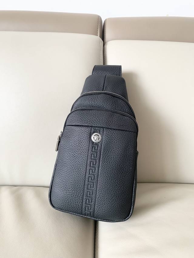 范思哲 专柜原单，瓦萨奇男仕休闲胸包爆款 专柜同步，原版进囗头层牛皮，高端G麦！ 意大利原版牛皮搭配.欢迎对比高雅的造型，秉承严谨考究的工艺，精美耐用 男人用的