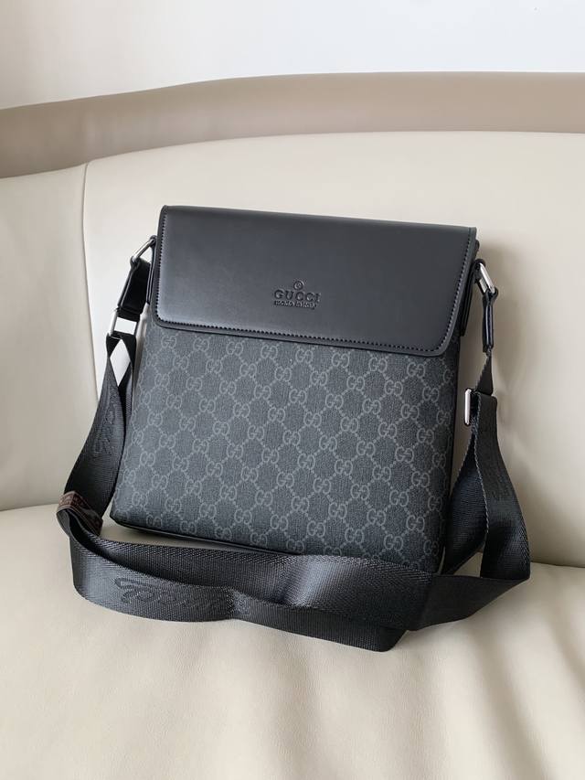 g家 黑色无懈可击包型斜挎包简约造型一向低调实用为主内部空间足够容量原厂防水材质 实用耐磨损翻盖顶级头层牛皮压纹清晰 手感柔软图片实物拍摄型号9648.尺寸26