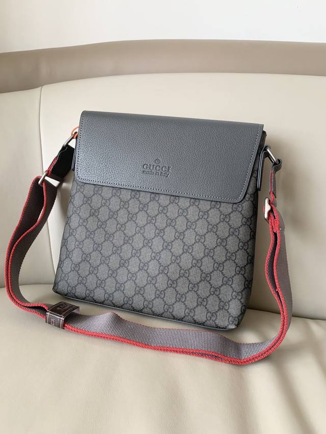 g家 灰色无懈可击包型斜挎包简约造型一向低调实用为主内部空间足够容量原厂防水材质 实用耐磨损翻盖顶级头层牛皮压纹清晰 手感柔软图片实物拍摄型号9648.尺寸26 g家 灰色无懈可击包型斜挎包简约造型一向低调实用为主内部空间足够容量原厂防水材质 实用耐磨损翻盖顶级头层牛皮压纹清晰 手感柔软图片实物拍摄型号9648.尺寸26