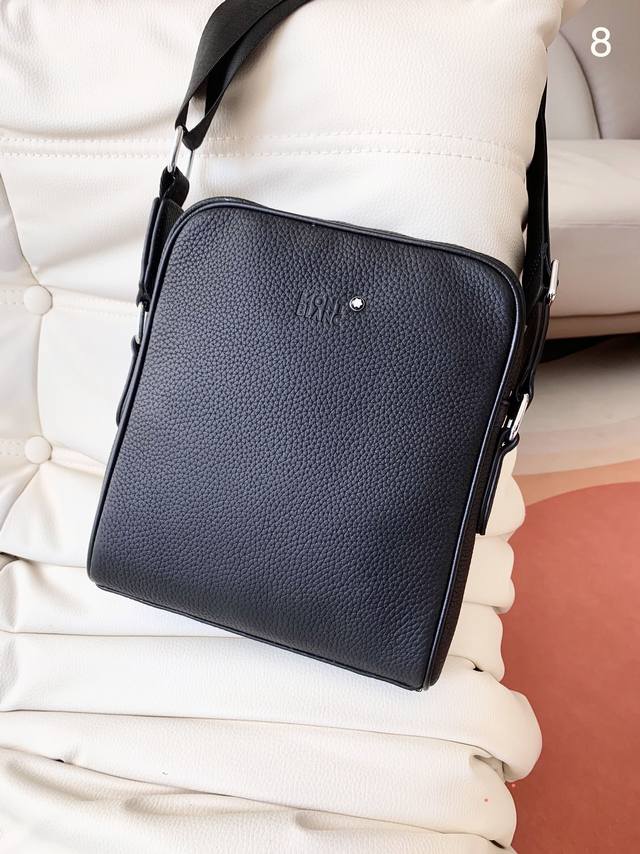 万宝龙专柜新款单肩斜挎包，材质头层中荔枝纹牛皮，时尚的搭配，突出的设计，心动不如行动，尺寸26-22-5厘米