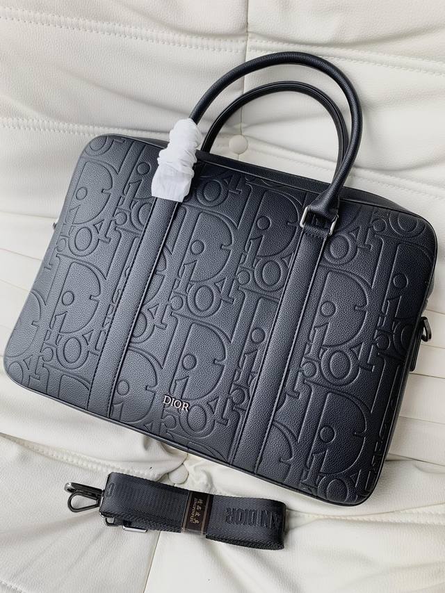 dior-迪奥专柜最新款男士公文包官网同步 原单品质 采用奢华的黑色荔枝纹牛皮 手感超赞 皮质柔软 可调节的专用肩带 专柜五金 款式新颖 独特魅力 百搭休闲 出