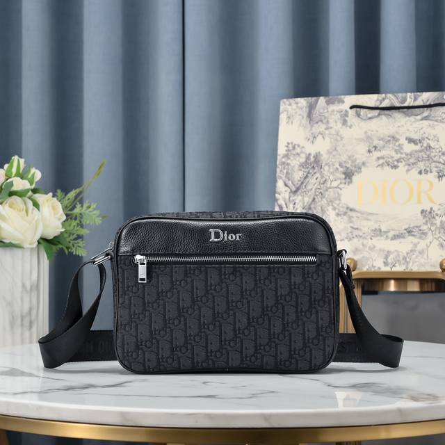 专柜正品有售 顶级原版质量 Dior男士斜挎包尺寸：27-19-7Cm原厂出品，必定精品重金打版复刻原版头层荔枝纹小牛皮复刻专柜独家布料皮质柔软定制专柜原版五金