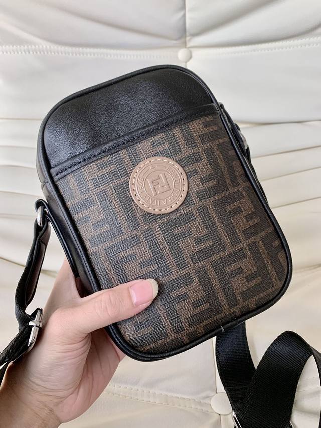 新款 Fd芬迪手机包复古零钱手机包迷你斜挎包,头层小牛皮搭配芬迪专用印花革,实用又时尚,真心无法释怀,踏青出行人手一只呀,配折叠礼盒 尺寸2014 新款 Fd芬迪手机包复古零钱手机包迷你斜挎包,头层小牛皮搭配芬迪专用印花革,实用又时尚,真心无法释怀,踏青出行人手一只呀,配折叠礼盒 尺寸2014