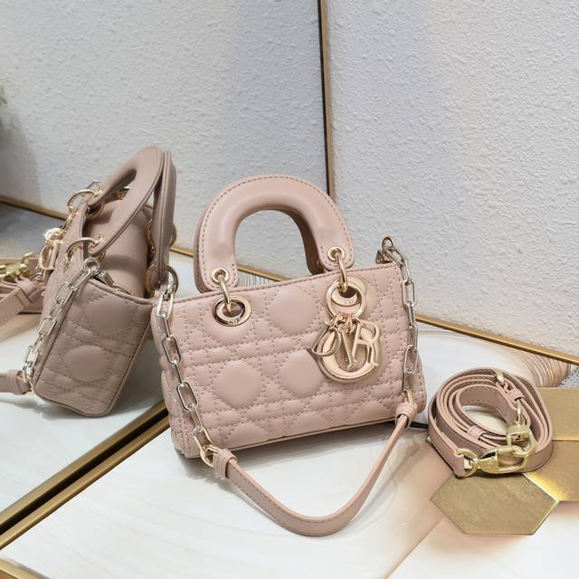 横版戴妃迷你现货 D-Joy Bag羊皮 款 时尚果然就是轮回,回归了一把中古戴妃 长方包形,短链条细长肩带直接封神!! 复古时髦感超强,真是什么场合都可以把住 横版戴妃迷你现货 D-Joy Bag羊皮 款 时尚果然就是轮回,回归了一把中古戴妃 长方包形,短链条细长肩带直接封神!! 复古时髦感超强,真是什么场合都可以把住