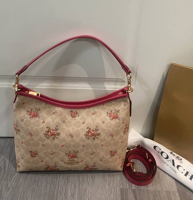 coa*H又上新啦，4月新品Cal36整个系列都是以浅色，拼色为主，各种花卉图案点缀~色系很亮眼。尺寸28