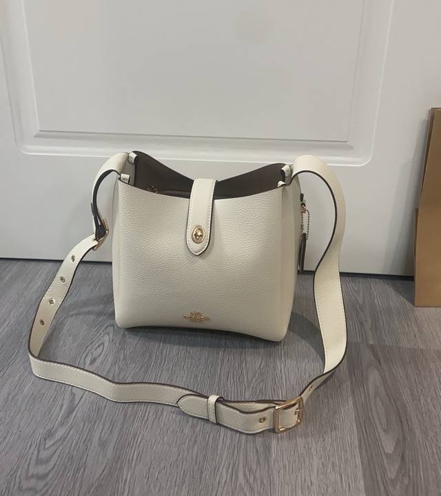 coach 蔻驰新款10月新品 Hadley 哈德利单肩包Cw002 Cw003 Hadley Crossbody 全皮材质高级感满满 搭配可拆卸拼接延长肩带单
