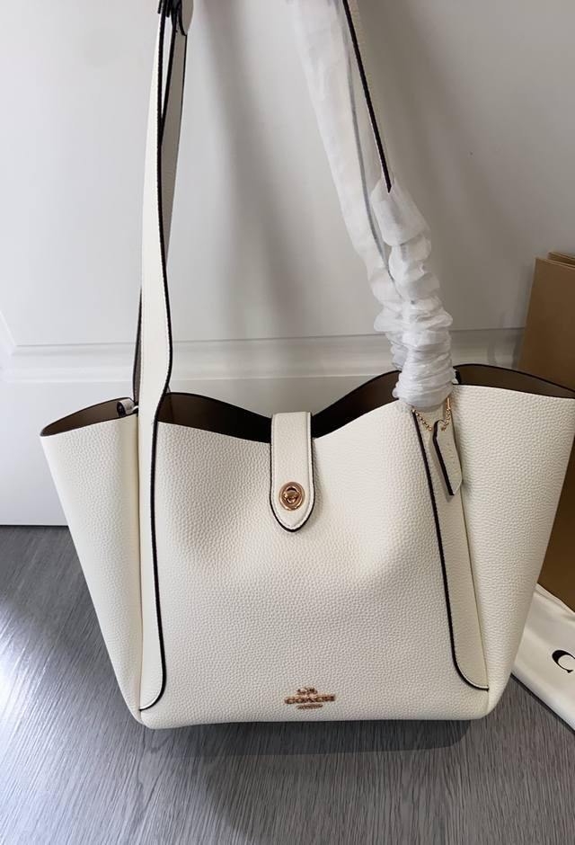 coa*H四月新品Cal17 Hadley Turnlock Tote这个托特得大小好适合小个子女生满满的高级感。尺寸底24高52含手挽。厚16 coa*H四月新品Cal17 Hadley Turnlock Tote这个托特得大小好适合小个子女生满满的高级感。尺寸底24高52含手挽。厚16