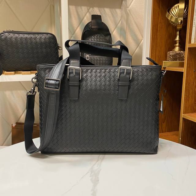 bv海外原单品质专柜同步狠货来袭顶级打蜡牛皮，专柜原单五金，独特的设计风格完美至极！让时尚变得无止境 那质感和 那手工无可挑剔，独一无二的它，大气中有内涵。所有