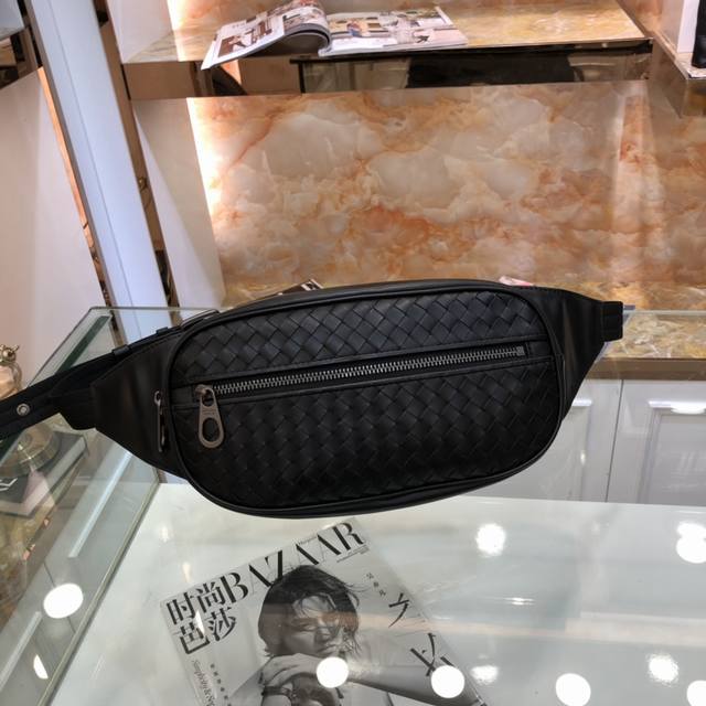 bv专柜款腰包 采用结实柔韧的进口打蜡牛皮皮革手工编织制作、背面轻柔加衬、搭配方便取用的正面口袋、带有顶部拉链扣和手机内袋、配以标志性的金属色配件、肩带可轻松调