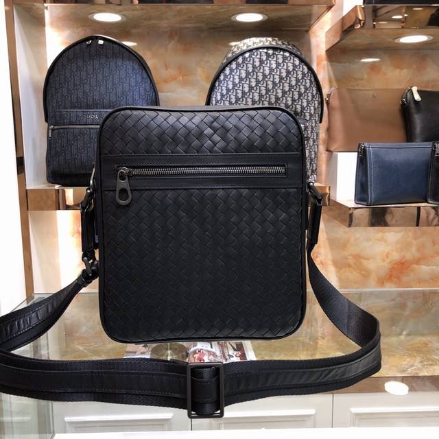 bv男士斜挎邮差包包型都是那么简单无Logo秘一样为世人皆知秉承着传统手工制作进口打蜡牛皮编织枪色电泳配件 低调实用皮质越用越油亮等特点更年轻的设计让时尚渗透到