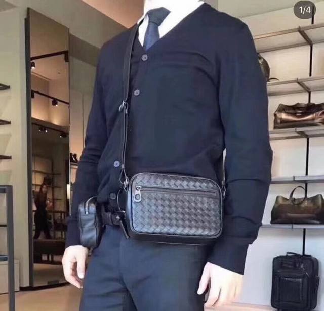 bv最新款斜挎包一直着重品质与技艺结合的葆蝶家采用最优质的皮革配合臻致完美的手工技术为旗下皮革精品赢得品质超卓的赞誉颜色：黑色，尺寸22 15 6Cm。