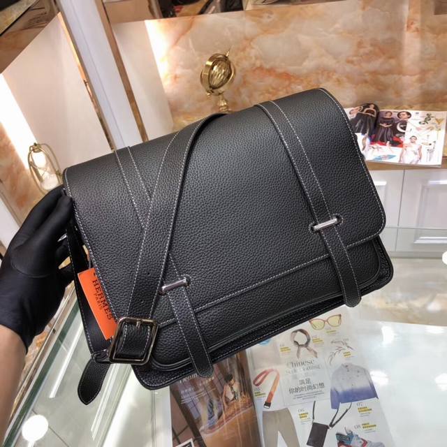 型号:82372-4 A:720 H家 最新款男士单肩包斜挎包采用进口原版牛皮 皮质柔软 手感超赞 高端五金拉链头 做工细节精致 专用超纤里 时尚休闲 高档实用